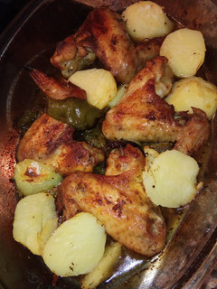 Una foto de Alitas al horno con verduras y con sidra