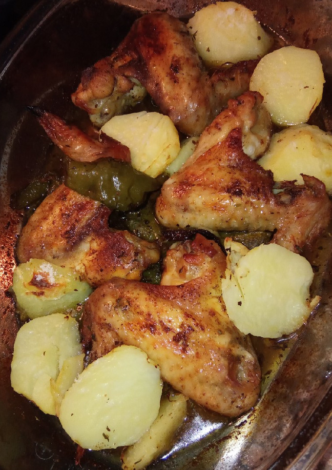 Una foto de Alitas al horno con verduras y con sidra