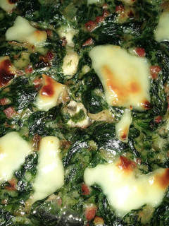 Una foto de Contramuslos de pollo con bechamel de espinacas y jamón serrano