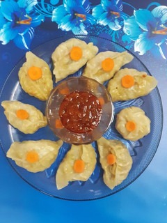 व्हेज नूडल्स मोमोज (vegnoodles momos recipe in marathi) रेसिपी चे मुख्य फोटो