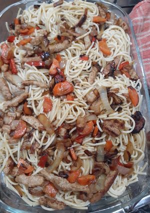 Una foto de Salteado de verduras y pollo con fideos