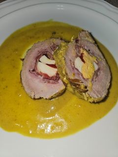 Una foto de Solomillo de cerdo relleno en salsa de curry verde