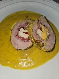 Una foto de Solomillo de cerdo relleno en salsa de curry verde