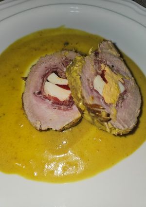 Una foto de Solomillo de cerdo relleno en salsa de curry verde