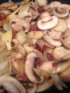 Una foto de Champis encebollados con jamón