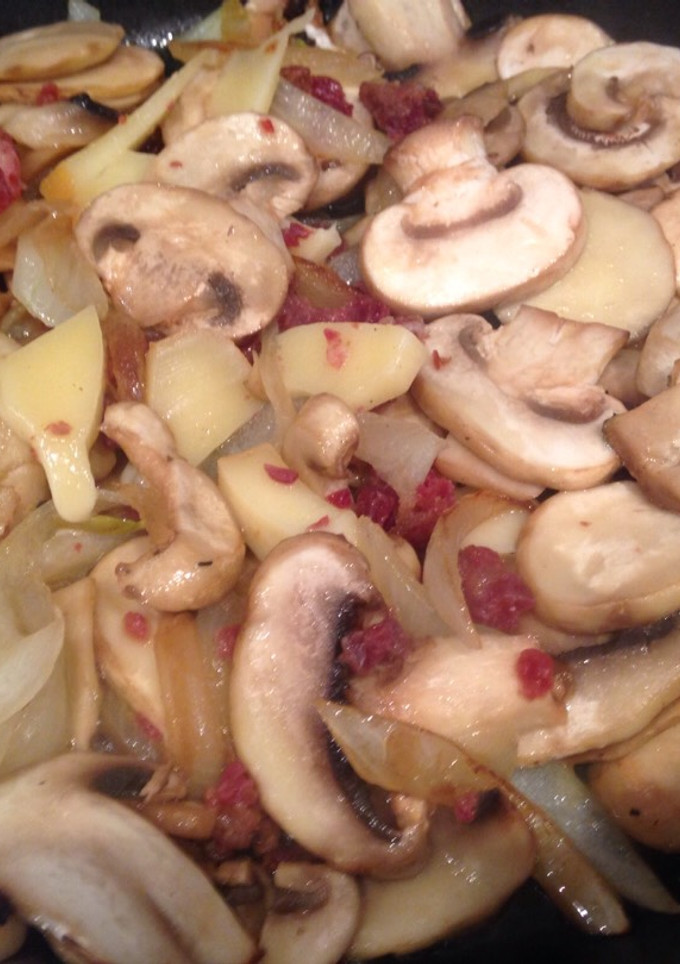 Una foto de Champis encebollados con jamón