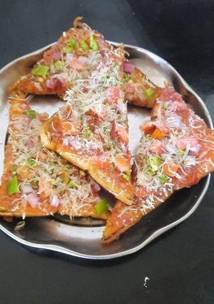 બ્રેડ પીઝા વિથ ઇન્સ્ટન્ટ પીઝા સોસ (Bread Pizza With Instant Pizza Sauce Recipe In Gujarati) રેસીપી મુખ્ય ફોટો