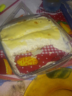 Una foto de Canelones con salsa blanca y salsa roja.