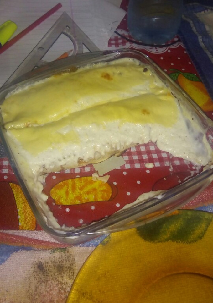 Una foto de Canelones con salsa blanca y salsa roja.