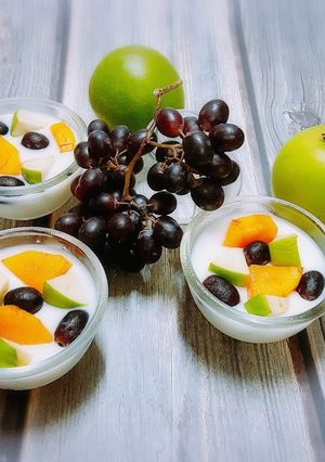 รูปของ Fresh milk pudding and fresh fruits