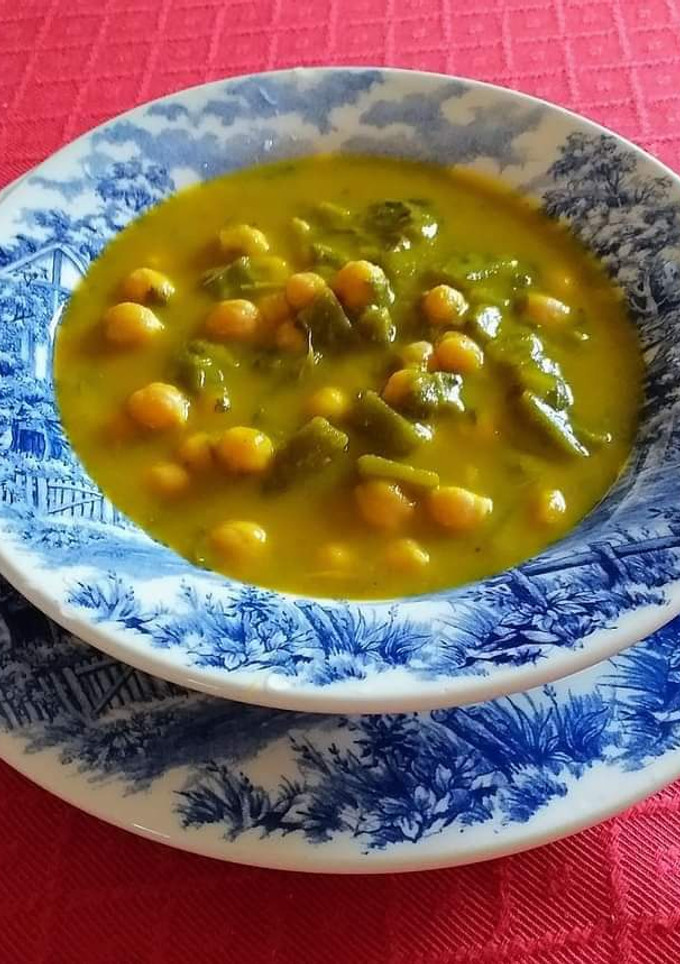Una foto de Potaje de garbanzos con judías verdes y espinacas
