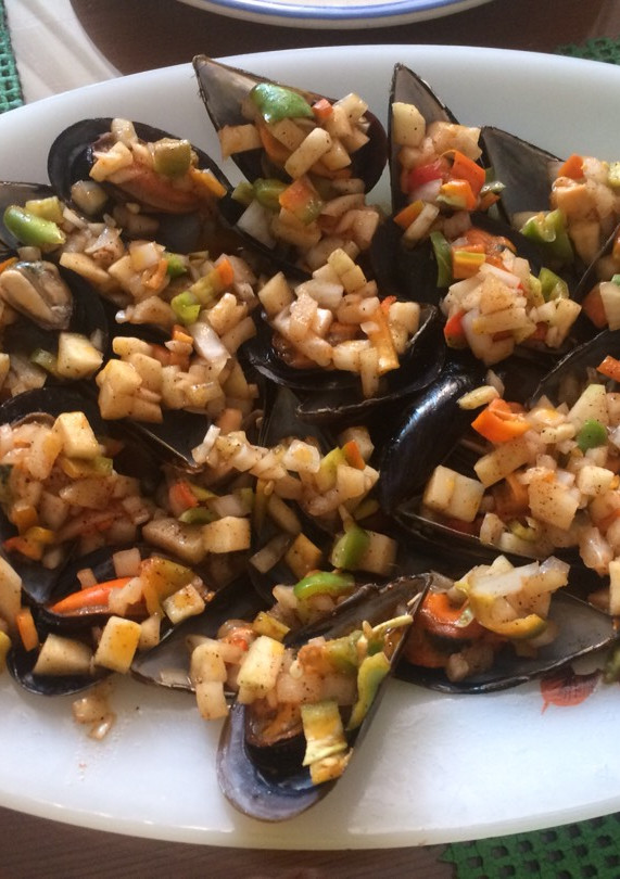 Una foto de Mejillones con picadillo a la vinagreta