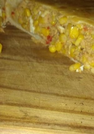 Una foto de Tarta de atún, choclo, cebolla, morrón y huevo