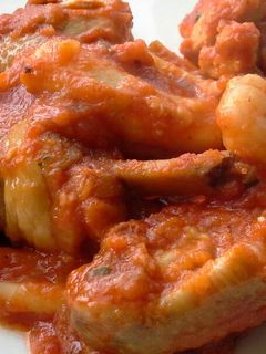 Una foto de Pollo con calamares y gambas