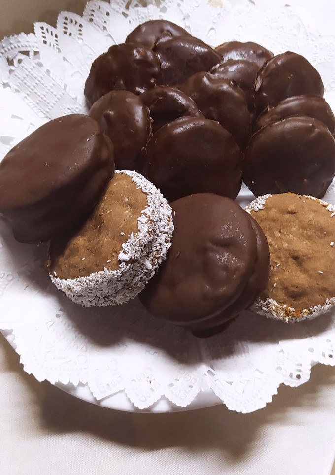 Una foto de Alfajores y Cookies de Chocolate sin TACC con Premezcla MAIZENA®