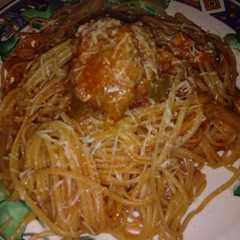 Una foto de Fideos con Tuco con albóndigas caseras 😱💟