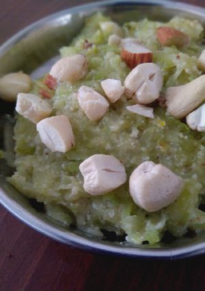 A picture of Bottle gourd halwa.