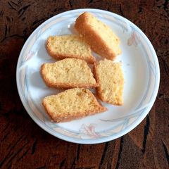 A picture of Vanilla cake with tang flavour 🍊.