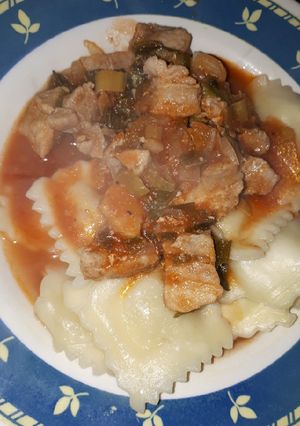 Una foto de Panzottis con salsa de cerdo