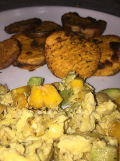 Una foto de Camote horneado y huevo con pipián y ayote mantequilla (squash)