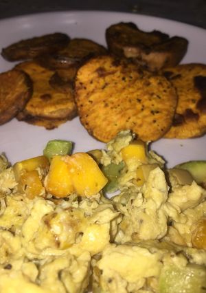 Una foto de Camote horneado y huevo con pipián y ayote mantequilla (squash)