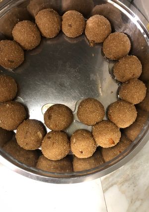 ગોળ ના લાડુ રેસીપી મુખ્ય ફોટો