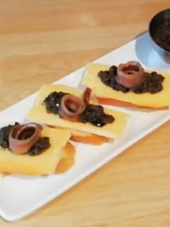Una foto de Tapenade (Paté de aceitunas) en Mambo