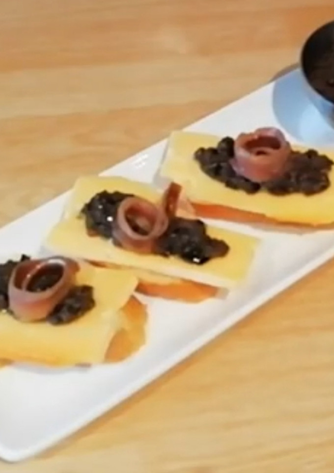 Una foto de Tapenade (Paté de aceitunas) en Mambo