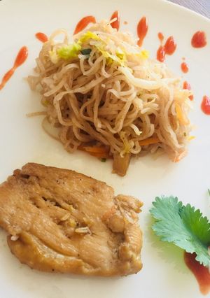Hình của món Bún lứt xào và ức gà rán.