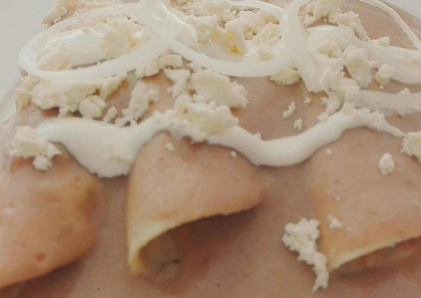 Enfrijoladas de tinga de pollo