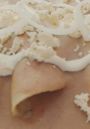 Una foto de Enfrijoladas de tinga de pollo