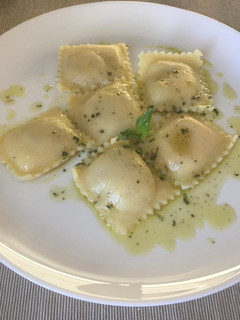 Una foto de Raviolis frescos 🧅🌱🧀🍏🍅 🥠