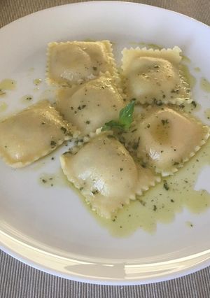 Una foto de Raviolis frescos 🧅🌱🧀🍏🍅 🥠