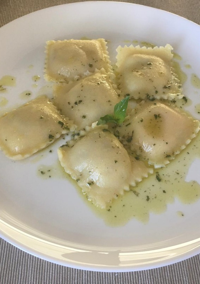 Una foto de Raviolis frescos 🧅🌱🧀🍏🍅 🥠