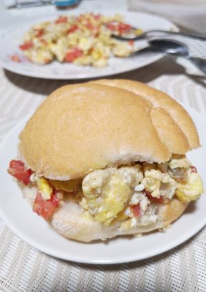 Una foto de Huevos pericos 🥚🍅