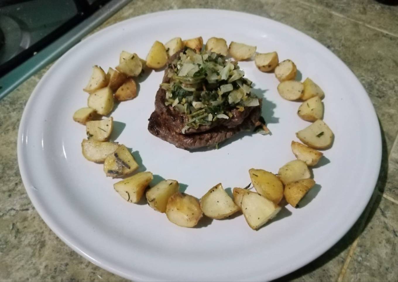 Filete de res al perejil con papas rústicas