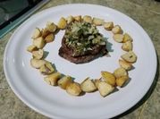 Una foto de filete de res al horno con romero