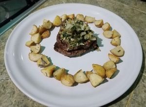 Una foto de Filete de res al perejil con papas rústicas