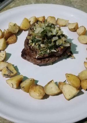 Una foto de Filete de res al perejil con papas rústicas