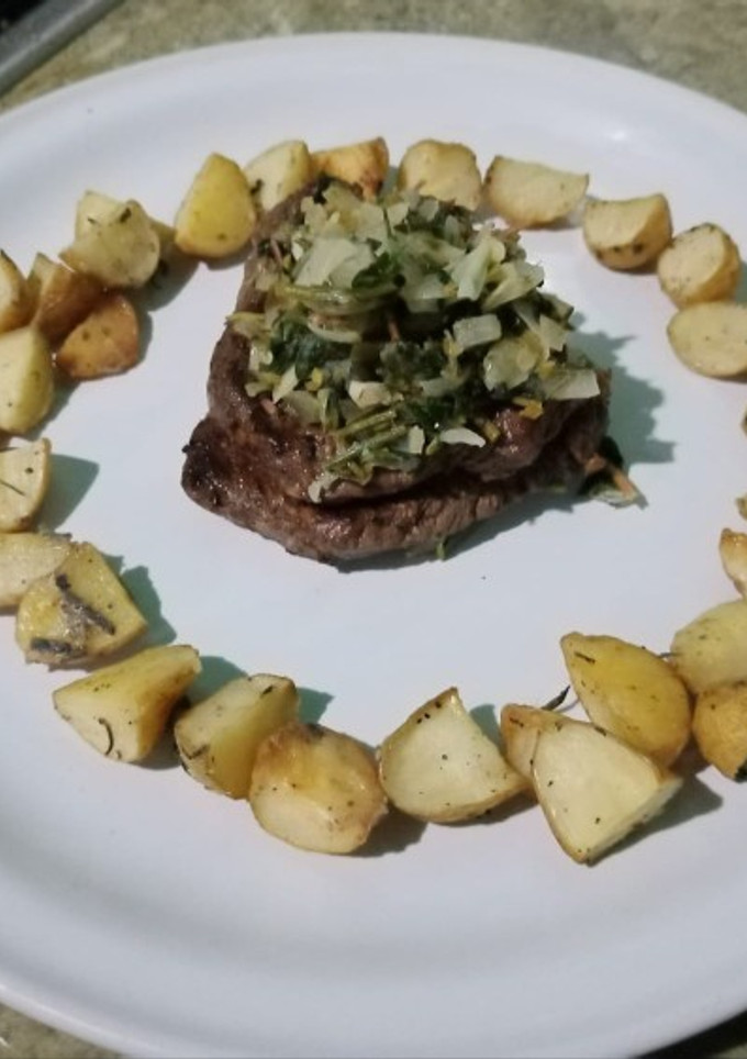 Una foto de Filete de res al perejil con papas rústicas