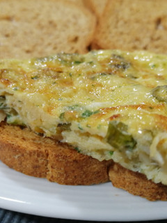 Una foto de Tortilla de cebolla y bacalao en aceite