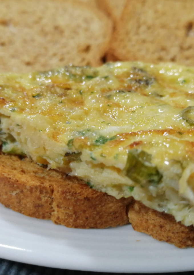 Una foto de Tortilla de cebolla y bacalao en aceite