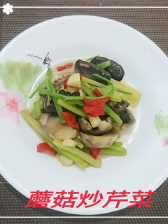 蘑菇炒芹菜(簡單料理) 的食譜成品照片