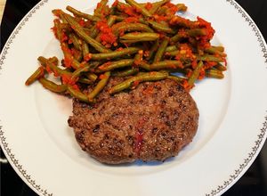 Une photo de Steak haché & Poêlée d’Haricots verts