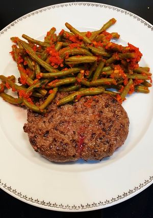 Une photo de Steak haché & Poêlée d’Haricots verts