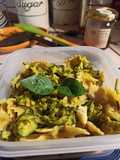 Farfalle integrali con zucchine a rondelle alla curcuma e uovo sodo