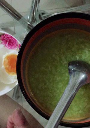 Hình của món Cháo lá dứa hột vịt muối.