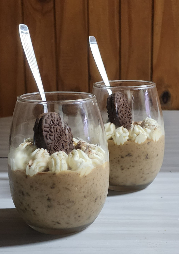 Una foto de Postrecito rápido de dulce de leche con cookies