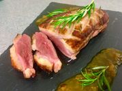 Una foto de pato al horno