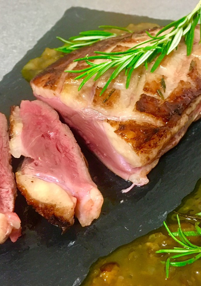 Una foto de Magret de pato con salsa de naranja y jengibre